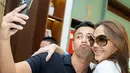 Presenter ternama ini juga terlihat begitu akrab dengan Bunda Corla. Raffi Ahmad berterima kasih kepada Bunda Corla karena mau berkunjung ke Andara. Bunda Corla juga menganggap Raffi sebagai anaknya. (Liputan6.com/IG/@raffinagita1717)