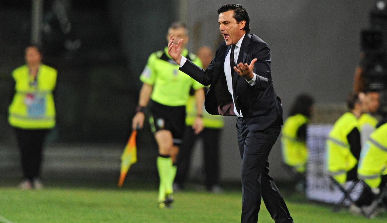 Pelatih AC Milan, Vincenzo Montella berteriak meraayakan gol saat timnya melawan Sassuolo pada lanjutan Serie A di Stadion San Siro, Milan (2/10/2016).  (EPA/Maurizio Degl' innocenti)