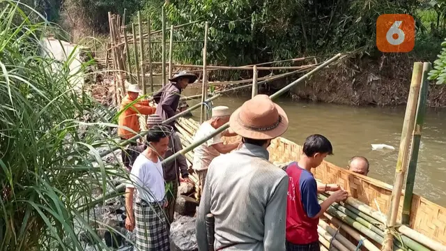 Warga gotong royong membangun bendungan irigasi Leuwi Lio untuk mengairi lahan pesawahan di Desa Cikujang, Gunungguruh, Kabupaten Sukabumi (Liputan6.com/Istimewa).