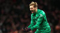 Kiper Liverpool, Caoimhin Kelleher melakukan selebrasi setelah melakukan penyelamatan pada laga final Carabao Cup 2023/2024 melawan Chelsea di Stadion Wembley, Inggris, Minggu (25/02/2024). Pertandingan dimenangkan The Reds melalui gol semata wayang Virgil Van Dijk. (AFP/Adrian Dennis)