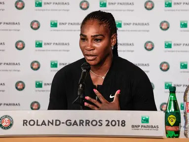 Petenis Amerika Serikat, Serena Williams menggelar konferensi pers terkait pengunduran dirinya dari Prancis Terbuka di Roland Garros, Paris, Senin (4/6). Serena Williams mundur hanya beberapa saat jelang melawan Maria Sharapova. (Pauline BALLET/FFT/AFP)