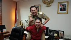 Wakil Pemimpin Redaksi Liputan6.com, Iwan Triono, menggendong Ahok di kantornya, Jakarta, (9/9/14). (Liputan6.com/Johan Tallo)