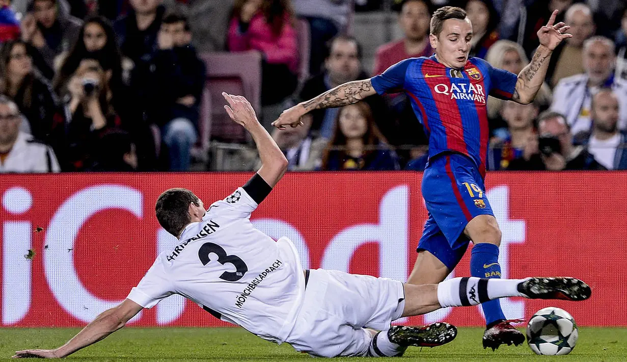Bek Barcelona, Lucas Digne, berusaha melewati hadangan bek Gladbach, Andreas Christensen. Sementara Gladbach harus puas berada di posisi ketiga Grup C dan gagal lolos ke babak 16 besar. (AFP/Josep Lago)