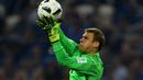 Kiper Bayern Munchen, Manuel Neuer, mengamankan bola dari pemain Schalke 04, Breel Embolo, dalam lanjutan Bundesliga di Veltins Arena, Gelsenkirchen, Sabtu (10/9/2016) dini hari WIB. (AFP/Patrik Stollarz)