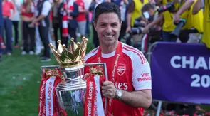 Manajer Arsenal, Mikel Arteta, memegang trofi saat merayakan gelar Liga Inggris mereka setelah pertandingan Liga Inggris antara Crystal Palace dan Arsenal di London, Inggris, Minggu, 24 Mei 2026. (AP Photo/Kin Cheung)
