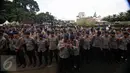 Sejumlah petugas kepolisian berjaga saat Aksi 212 - Jilid 2 di Kompleks Parlemen, Senayan, Jakarta, Senin (20/2). Kurang lebih 10 ribu Pasukan Prajurit Gabungan TNI-Polri di terjunkan saat Aksi tersebut. (Liputan6.com/Johan Tallo)