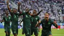 Para pemain Nigeria merayakan gol yang dicetak Victor Moses ke gawang Argentina pada laga grup D Piala Dunia di Stadion St Petersburg, St Petersburg, Selasa (26/6/2018)/ Argentina menang 2-1 atas Nigeria. (AP/Ricardo Mazalan)