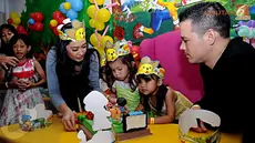 Mikhaela ditemani kedua orangtuanya meniup lilin ulang tahun (Liputan6.com/Rini Suhartini).