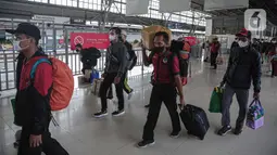 Pengguna KA Jarak Jauh tiba di Stasiun Pasar Senen, Jakarta, Senin (3/1/2022). Pada masa Libur Tahun Baru 2022, yaitu 31 Desember 2021 s.d 2 Januari 2022, PT Kereta Api Indonesia (Persero) melayani 160.926 pelanggan KA Jarak Jauh atau rata-rata 53.642 pelanggan per hari. (Liputan6.com/Faizal Fanani)