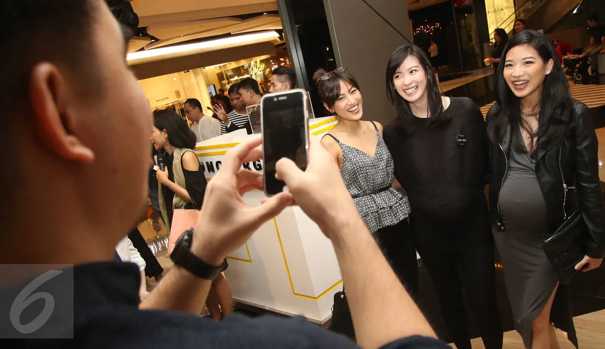 Pengunjung dalam acara Duma Official's 2nd Anniversary di Plaza Indonesia, Jakarta, Sabtu (8/4). Merayakan hari jadinya yang kedua, Duma Official meluncurkan koleksi busana hasil kolaborasinya dengan lima label lainnya. (Liputan6.com/Immanuel Antonius)