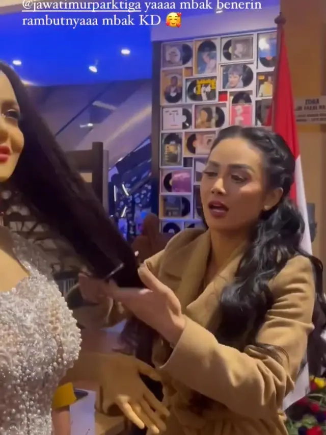 Momen Kris Dayanti Bertemu Patung Dirinya, Sisir Rambut sampai Diajak Foto Bareng