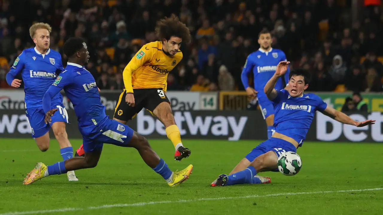 Foto: Penampilan Cemerlang Elkan Baggott saat Gilligham FC Kalah di Carabao Cup, Dapat Hadiah Tukar Kostum dari Hwang Hee-chan