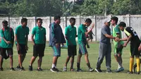 Timnas Indonesia U-16 saat uji coba kontra Bhayangkara FC U-17 di Stadion Jenggolo, Sidoarjo, Sabtu pagi (30/6/2018). (Bola.com/Zaidan Nazarul)