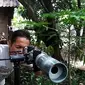 Meski dari lensa bekas, teropong rakitan warga Cirebon bisa membantu melihat galaksi Andromeda. Teropong itu kini disiapkan untuk gerhana. (Liputan6.com/Panji Prayitno)