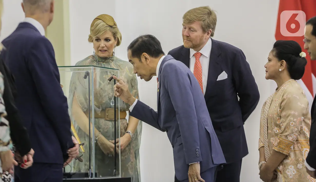 Presiden Joko Widodo melihat sebilah keris milik Pahlawan Nasional Pangeran Diponegoro di Istana Bogor, Selasa (10/3/2020). Keris yang selama ini tersimpan di Belanda itu sendiri diserahkan secara simbolis usai Raja Willem dan Jokowi memberikan pernyataan pers bersama. (Liputan6.com/Faizal Fanani)