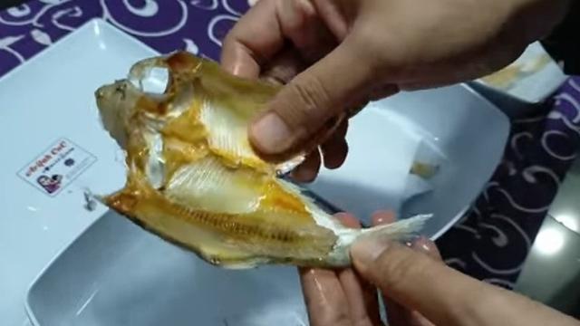 Ilustrasi sedang mengeringkan ikan asin (Sumber: YouTube/Dapur Mama SaaYa)