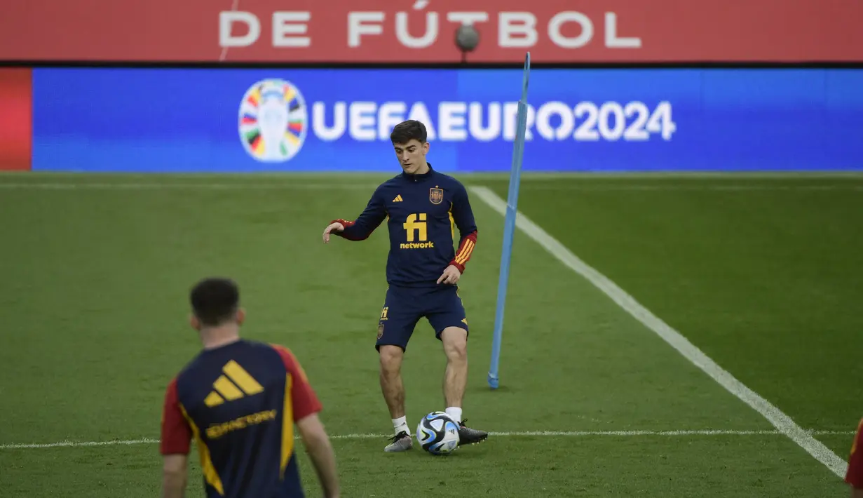 Gelandang Spanyol Gavi menghadiri sesi latihan menjelang laga kualifikasi grup A UEFA Euro 2024 melawan Norwegia di stadion La Rosaleda, Malaga, Jumat (24/3/2023). (Photo by CRISTINA QUICLER / AFP)