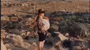 <p>Menikmati matahari pagi, Nikita Willy menggendong Baby Issa dengan mengenakan atasan berwarna cokelat dan celana pendek berwarna hitam. (instagram/indpriw)</p>