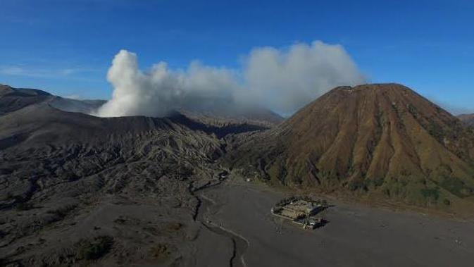 Gunung Bromo merupakan salah satu destinasi wisata di Jawa Timur yang banyak dikunjungi wisatawan. (Liputan6.com/ M Husni Mubarok)