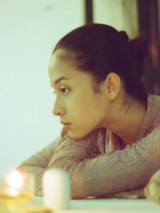 Pose merenung Putri Marino yang tetap memesona, ia terlihat mengenakan kebaya brokat berwarna ungu muda. [Foto: Instagram/putrimarino]