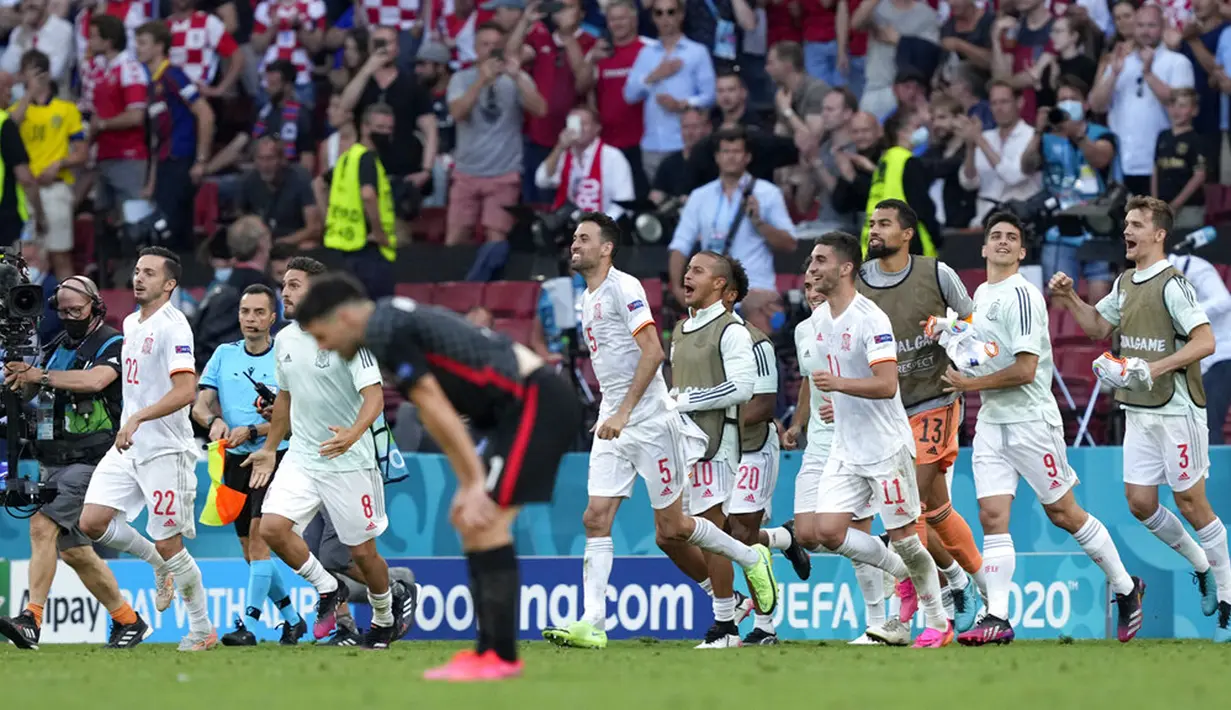 Para pemain Spanyol melakukan selebrasi usai laga melawan Kroasia pada pertandingan babak 16 besar Euro 2020 di Stadion Parken, Kopenhagen, Denmark, Senin (28/6/2021). Spanyol mengalahkan Kroasia 5-3. (AP Photo/Martin Meissner, Pool)
