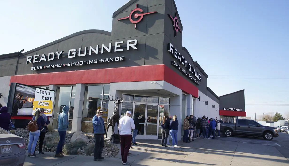 Orang-orang antre menunggu untuk membeli senjata dan amunisi di toko senjata Ready Gunner di Orem, Utah, Minggu (10/1/2021). Penjualan amunisi dan senjata telah meningkat di Utah pada hari-hari sejak penyerbuan gedung Capitol di Washington DC pada 6 Januari 2021 lalu. (GEORGE FREY / AFP)