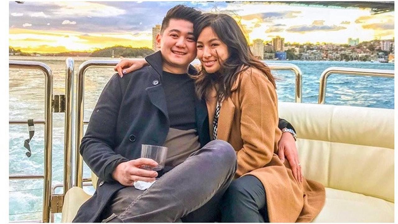 Jarang Tersorot, Ini 6 Potret Mesra Chef Arnold dan Istri