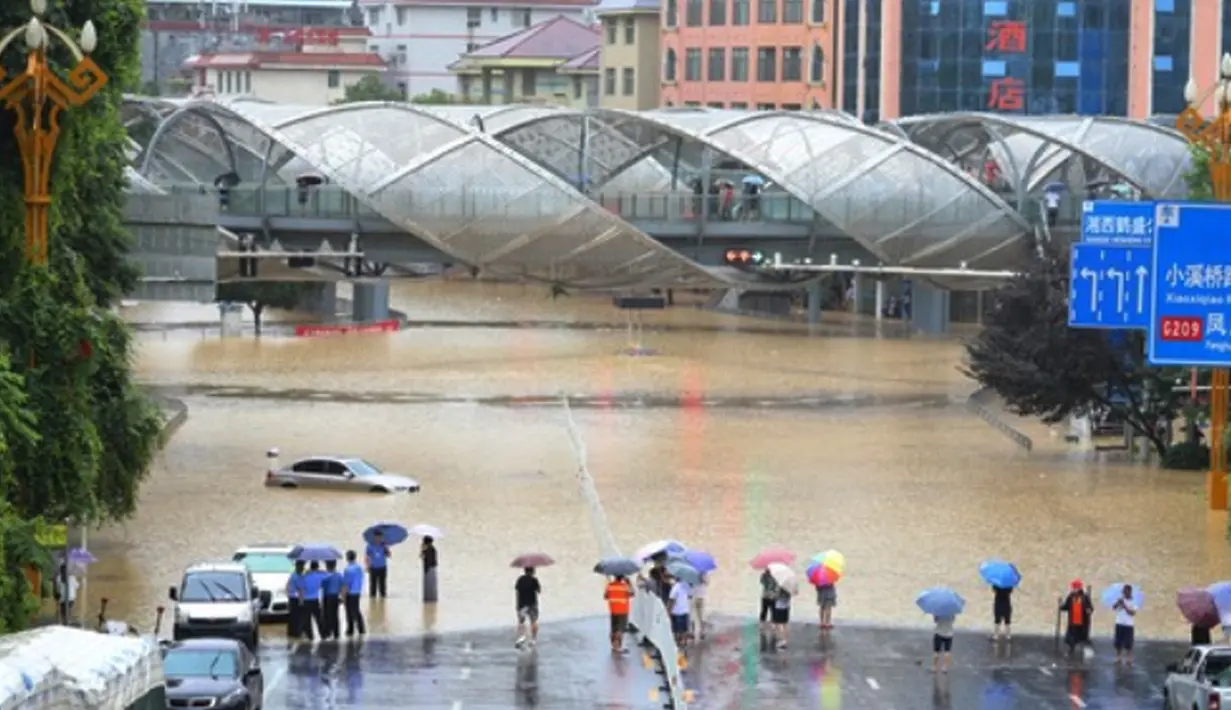 Sebuah jalan yang tergenang banjir di Kota Jishou, Prefektur Otonom Etnis Tujia dan Miao Xiangxi, Provinsi Hunan, China tengah (8/7/2020). Hujan lebat mengguyur sejumlah daerah di Xiangxi pada Rabu (8/7) pagi waktu setempat. (Xinhua/Liu Zhenjun)