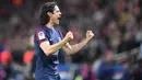 Striker PSG, Edinson Cavani, merayakan gol yang dicetaknya ke gawang AS Monaco pada laga Ligue 1 di Stadion Parc des Princes, Prancis, Minggu (15/4/2018). PSG menang 7-1 atas Monaco. (AFP/Christophe Archambault)