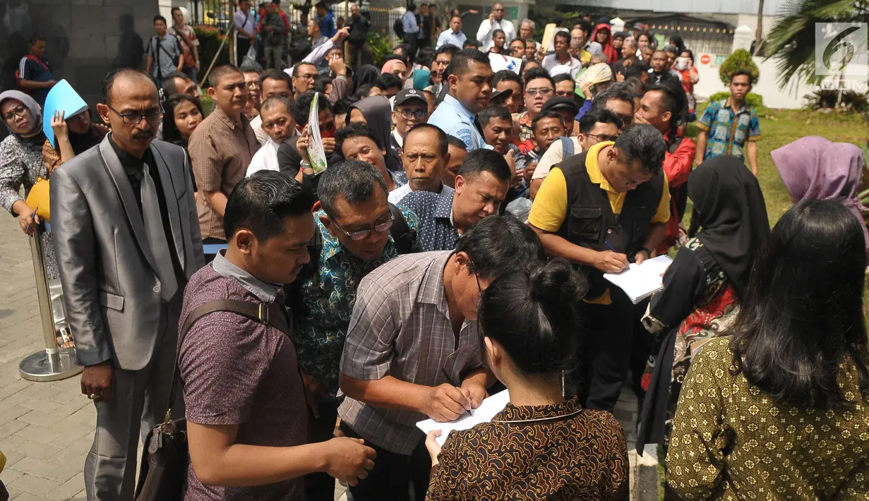 Para kreditur mengantre mengisi daftar hadir dalam sidang verifikasi PKPU KSP Pandawa Group di halaman PN Jakarta Pusat, Rabu (24/5). Ratusan nasabah Pandawa Group melakukan verifikasi jumlah tagihan agar dana mereka kembali. (Liputan6.com/Helmi Afandi)