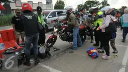 Kecelakaan antara pesepeda motor terjadi di  jalan Lamaran, Karawang, Jawa Barat, Minggu (3/7). Kecelakaan kecil terjadi menimpa pemudik yang menggunakan sepeda motor di jalan Lamaran, Karawang. (Liputan6.com/Gempur M Surya)