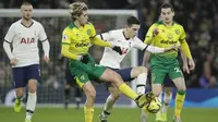 Gelandang Tottenham, Giovani Lo Celso, berusaha melewati gelandang Norwich, Todd Cantwell, pada laga Premier League di Stadion Tottenham, London, Rabu (23/1). Tottenham menang 2-0 atas Norwich. (AP/Matt Dunham)