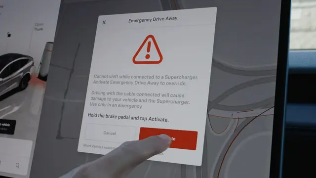 Tampilan Notifikasi Peringatan Emergency Drive Away di Layar Tesla