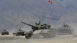 Tank-tank Kyrgyzstan melintas saat latihan militer bersama di tempat latihan Edelweiss, Kyrgyzstan, Kamis (9/9/2021). Latihan militer bersama ini diikuti negara-negara Organisasi Perjanjian Keamanan Kolektif atau Collective Security Treaty Organization (CSTO). (AP Photo/Vladimir Voronin)