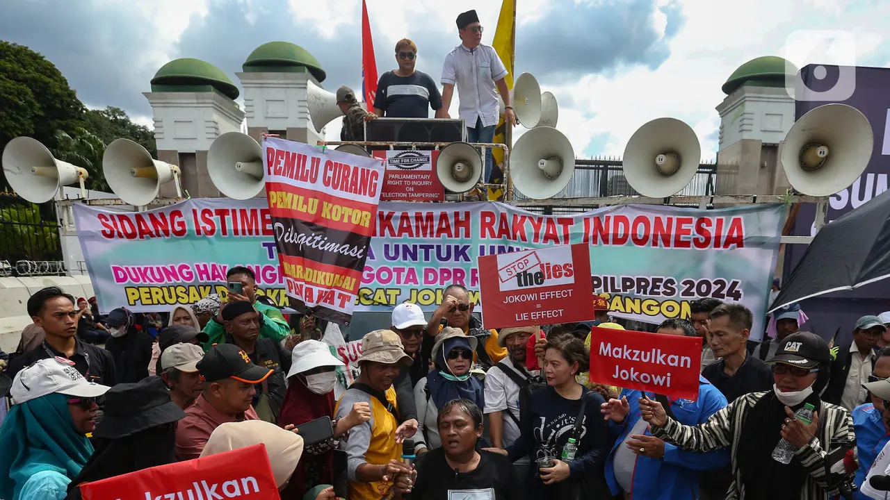 Aksi Bakar Ban Warnai Unjuk Rasa di Depan Gedung DPR