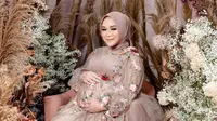 Adik Ayu Ting Ting, Assyifa Nuraini mengaku hatinya sakit dan hancur berkeping setelah putranya meninggal dunia. Padahal, usianya belum genap 2 bulan. (Foto: Dok. Alienco Photo dari Instagram @syifaasyifaaa)