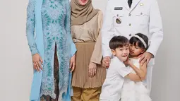 Jeje Govinda sendiri tampil gagah dalam seragam resmi berwarna putih lengkap dengan atribut kepemimpinan. Sebagai Bupati Bandung Barat, ia ingin menunjukkan komitmennya dalam menjalankan amanah yang diberikan oleh masyarakat. Bersama Syahnaz, ia siap bersinergi untuk mengembangkan berbagai program demi kesejahteraan daerah. (Liputan6.com/IG/@ritchieismail)