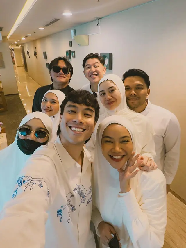Potret Vidi Aldiano Umroh Bareng Keluarga dan Sahabat, Netizen Salah Fokus pada Mahalini