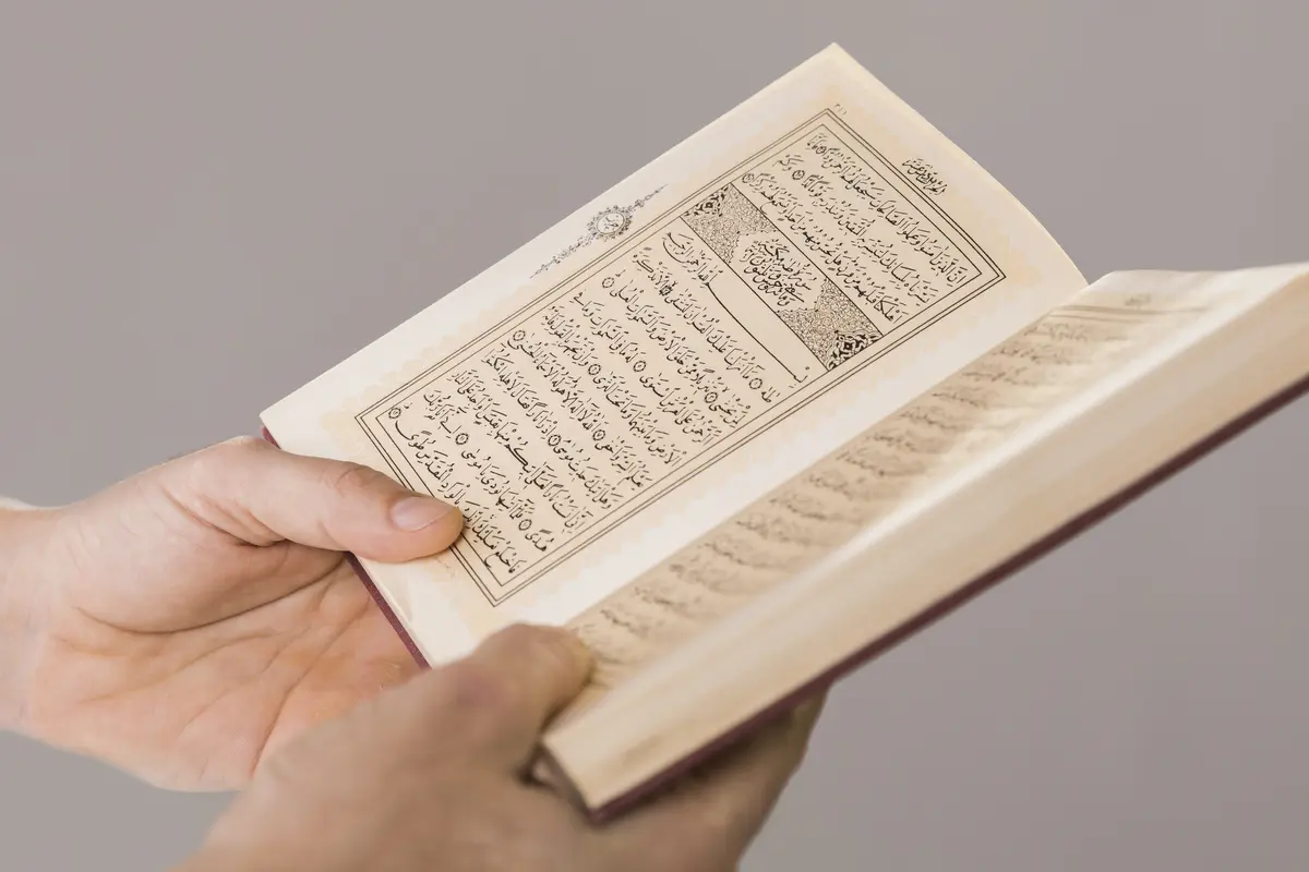 Ilustrasi Islami, muslim membaca Al-Qur'an