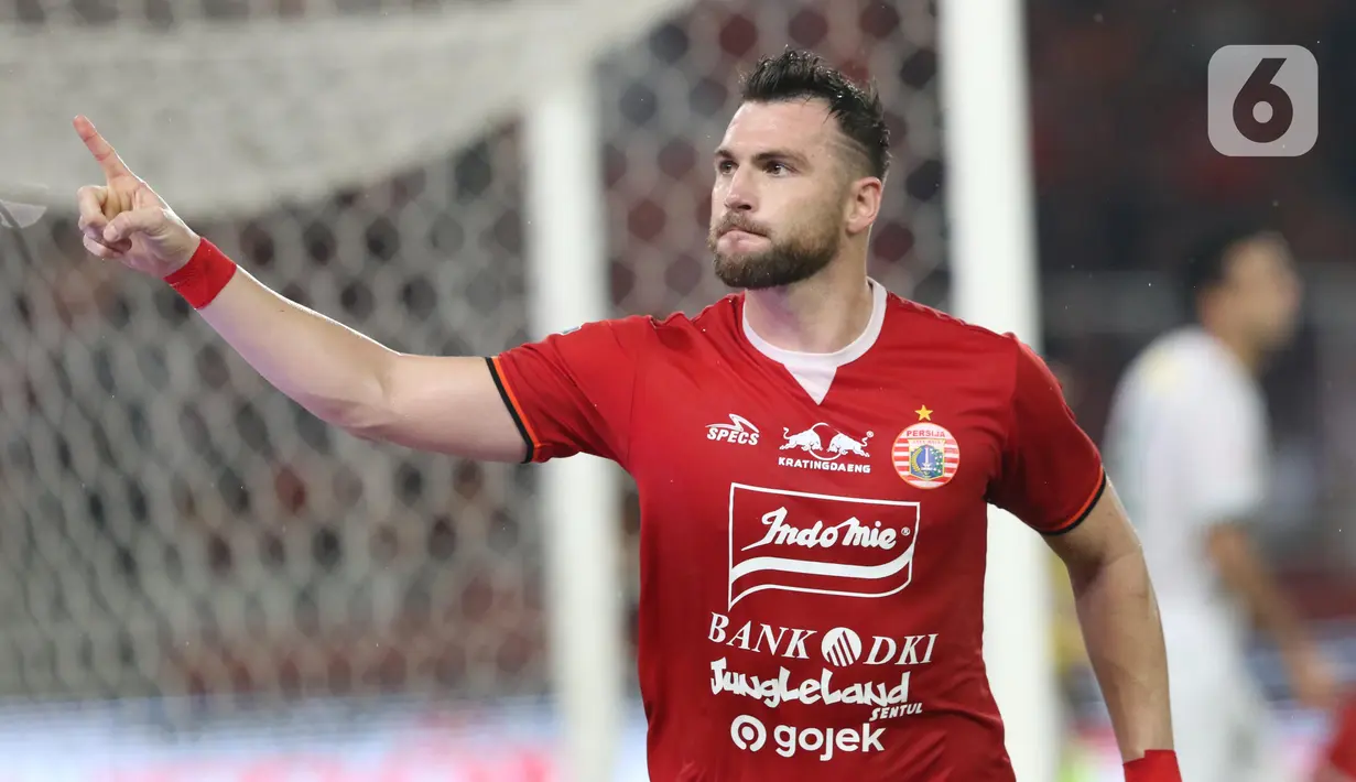 Penyerang Persija, Marko Simic merayakan golnya ke gawang Persebaya pada lanjutan Shopee Liga 1 Indonesia di Stadion Utama Gelora Bung Karno Jakarta, Selasa (17/12/2019). Persija kalah 1-2 dari Persebaya. (Liputan6.com/Helmi Fithriansyah)