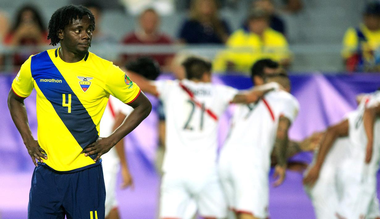 Pemain Ekuador, Juan Carlos Paredes hanya menatap selebrasi gol para pemain Peru pada babak penyisihan grup B Copa America Centenario 2016 di Stadion University of Phoenix, Arizona, AS, (9/6/2016) WIB. (Mandatory Credit: Allan Henry-USA TODAY Sports)