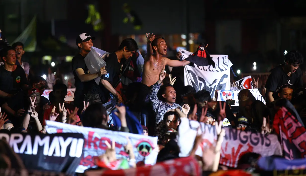 Terlihat beberapa slankers mengenakan atribut gurp musik legendaris itu. Beberapa diantaranya membawa spanduk terkait daerah masing-masing. (Nurwahyunan/Bintang.com)