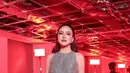 Shandy Aulia hadir mengenakan long dress embroidery hitam sleeveless. Dipadukan heels strap dan membawa handbag mini warna silver. [@shandyaulia]
