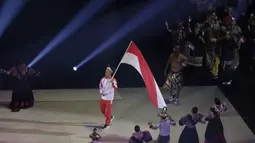 Atlet polo air, Ridjkie Mulia, membawa bendera saat kontingen Indonesia melintas pada upacara pembukaan SEA Games 2019 di Philipine Arena Bulacan, Manila, Sabtu (30/11). Pesta olahraga se-Asia Tenggara ini akan berlangsung hingga 11 Desember. (Bola.com/M