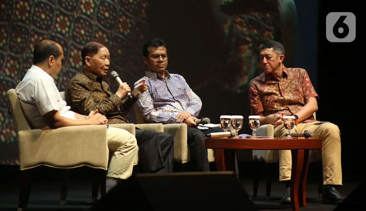Pendiri Lippo Group Mochtar Riady (kedua kiri) dan CEO Telkomsel Mitra Inovasi Andi Kristianto (kanan) berdiskusi dalam Indonesia Digital Conference (IDC) 2019 di Jakarta, Kamis (28/11/2019). Acara ini mempertemukan pengusaha, banker, start up, pemerintah, dan masyarakat. (Liputan6.com/Angga Yuniar)