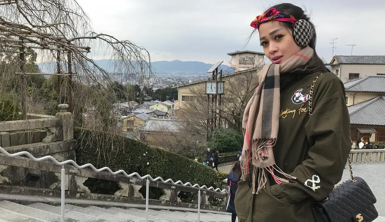 Jepang juga menjadi tempat berlibur Gracia Indri. Tidak mengajak David Noah, namun bukan bearti ia sendirian. Liburan kali ini, Gracia mengajak sang mama untuk menghabiskan akhir tahun bersamanya. (Instagram/graciaz14)