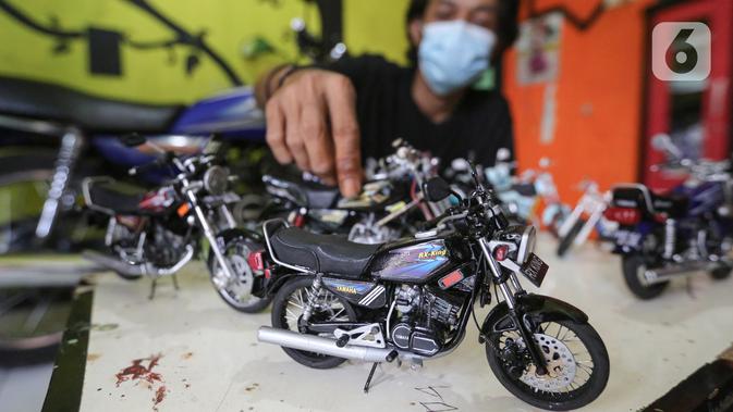 Deretan miniatur motor yang dipajang di Kampung Dukuh, Serua, Tangerang Selatan, Sabtu (17/10/2020). Miniatur motor dengan rasio 1:18 yang dikerjakan sendiri mampu memproduksi 1 buah dalam jangka waktu dua hari. (Liputan6.com/Fery Pradolo)
