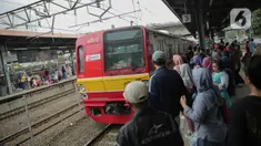 Calon penumpang menunggu keberangkatan KRL Commuter Line Bogor-Jakarta di Stasiun Tanah Abang, Jakarta, Minggu (29/12/2019). PT KCI menambah 28 perjalanan KRL tambahan khusus perayaan pergantian tahun. (Liputan6.com/Faizal Fanani)