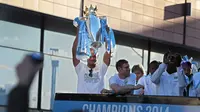 Kapten Manchester City Vincent Kompany ketika parade juara Liga Inggris 2013/2014. (AFP/Lindsey Parnaby)