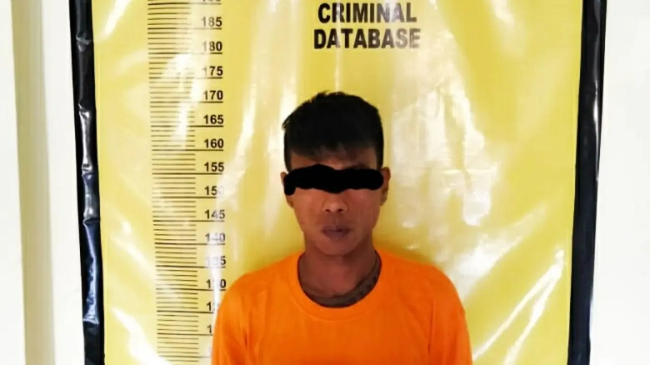 Tersangka yang membakar mobil mantan kekasihnya karena tak terima hubungannya berakhir di Polsek Rumbai.